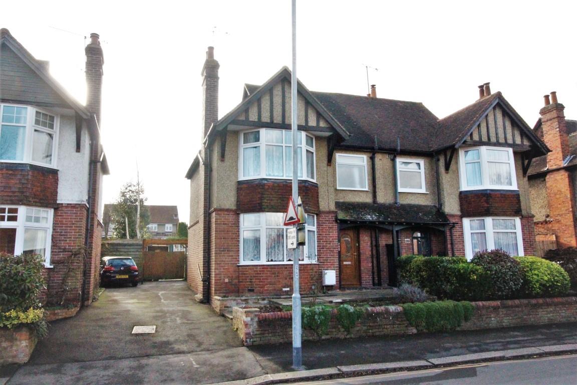 3 bed property in Waverley Road, Reading